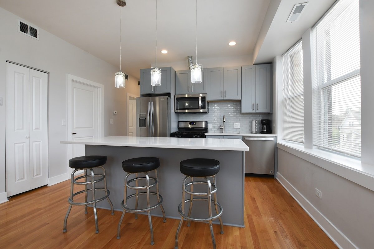 Located near Wrigley, Lakefront, Downtown &Parking gallery image 5