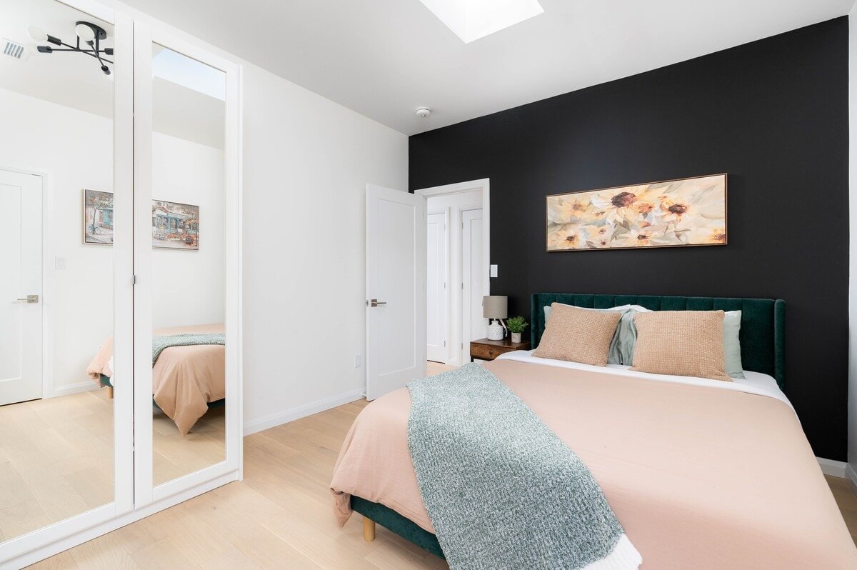 Stylish Townhome Apartment at Bathurst & College! gallery image 4