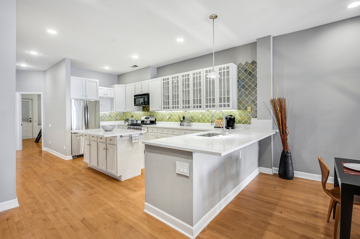 Luxurious River North 3BR/2BA- Free Onsite Parking gallery image 5