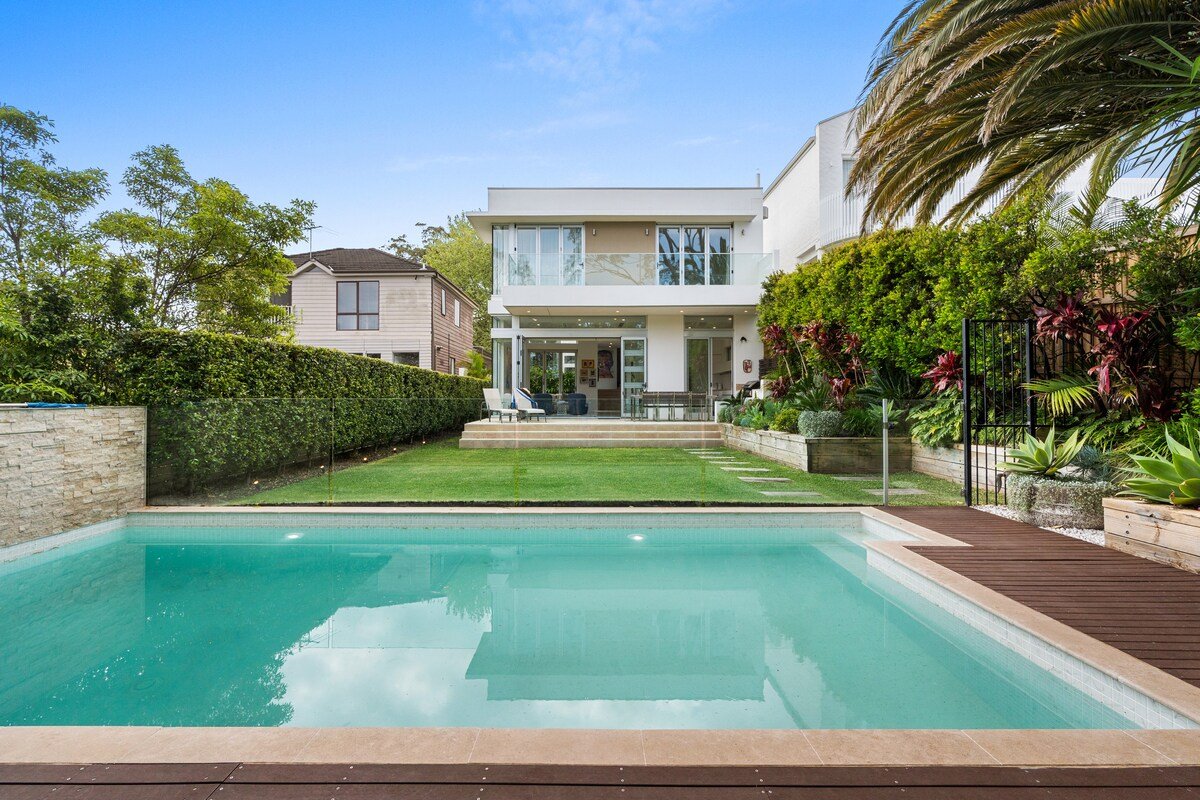 Jackpot – Modern Stylish Home w AC Pool Garage gallery image 3