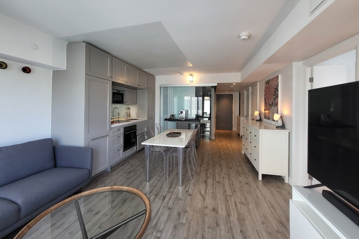 Modern 2BR/2BA Yorkville Condo | Walk Everywhere gallery image 4
