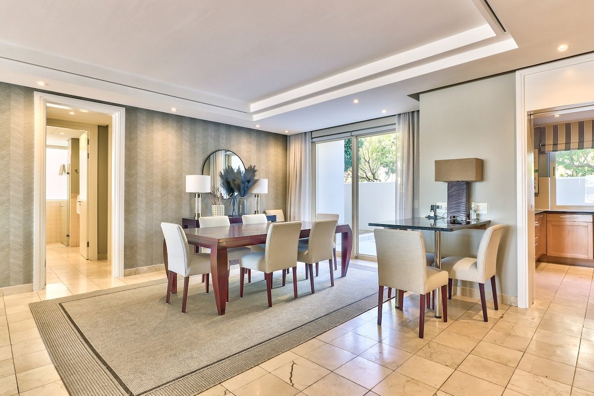 Exquisite 3-Bed Waterfront Living! gallery image 4