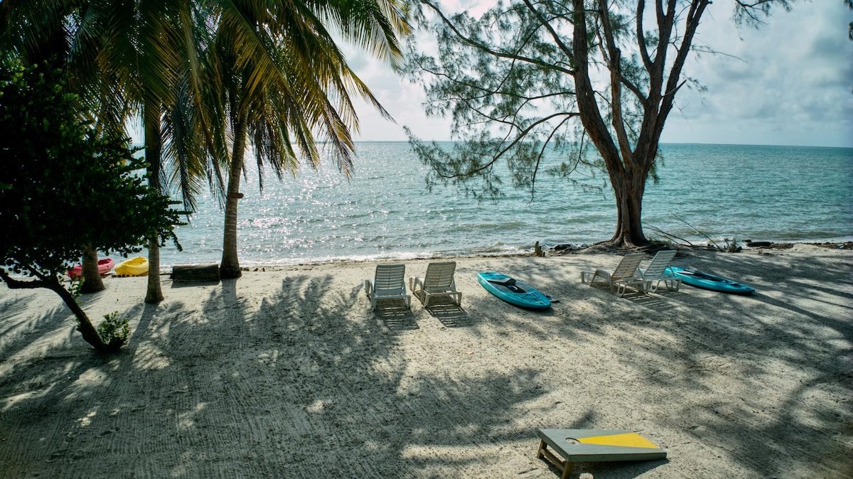 3BR Beachfront Villa w/Pool & Ocean Views gallery image 3