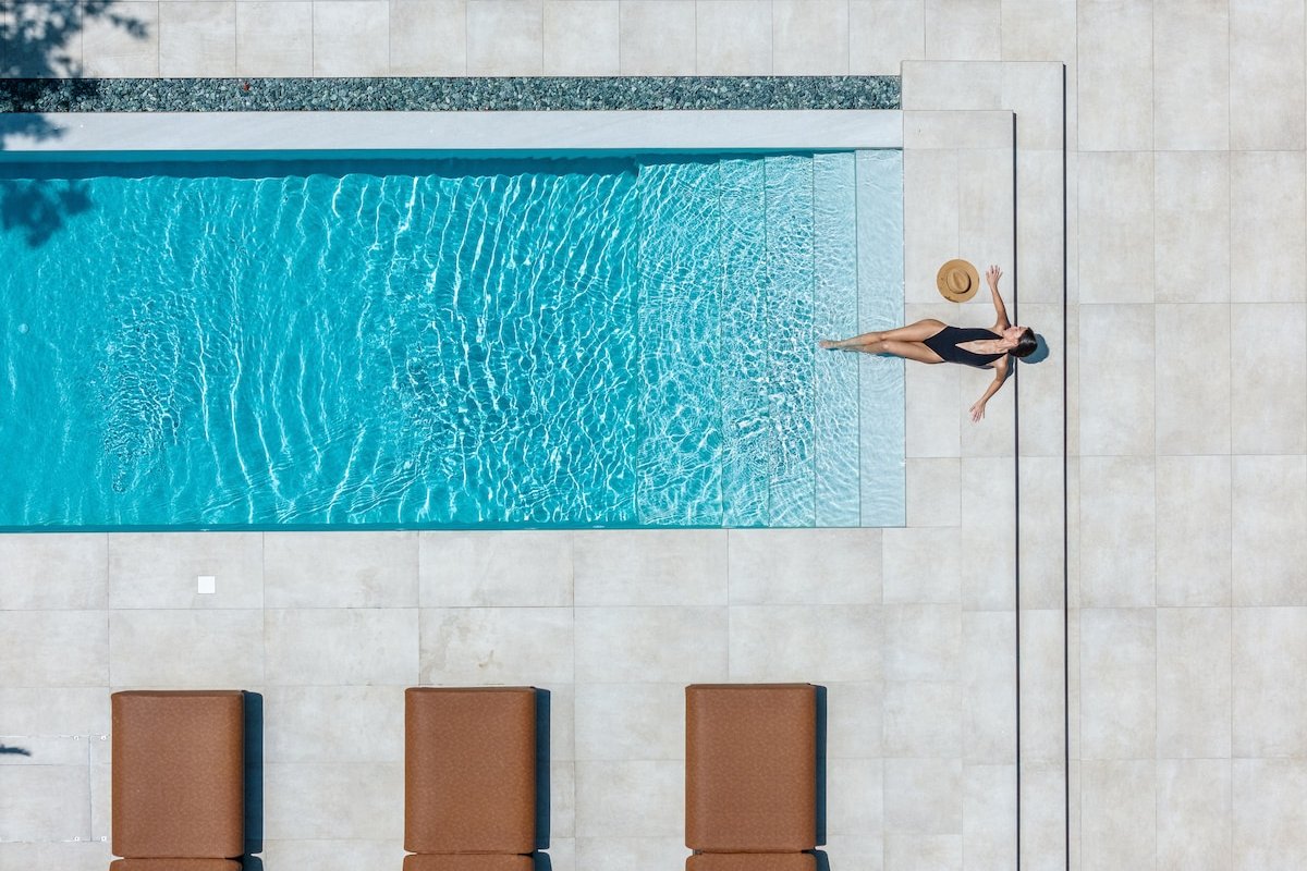 Nuera I: Modern 5BR Villa, 300m from the Beach gallery image 2