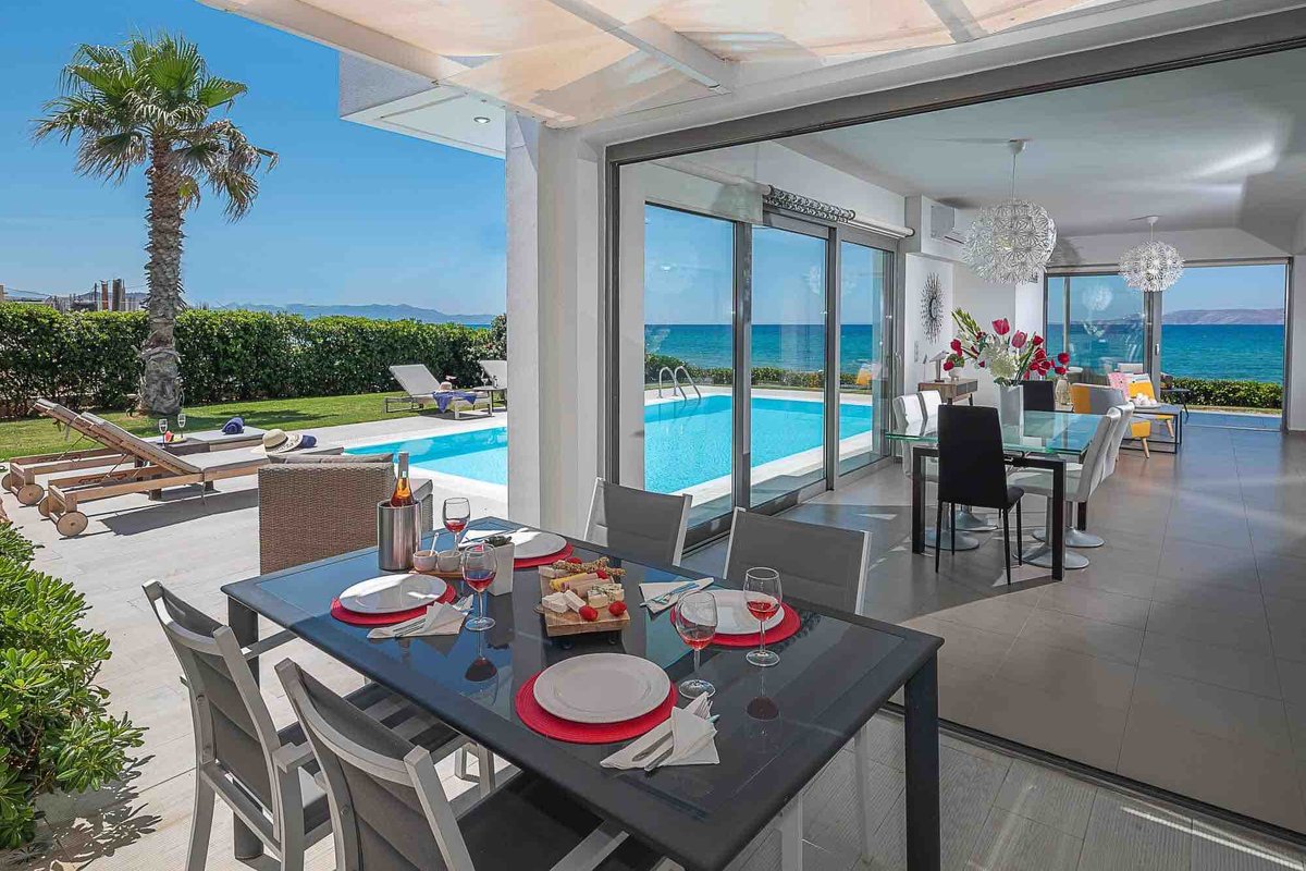 Luxury Villa with Private pool next to sandy beach