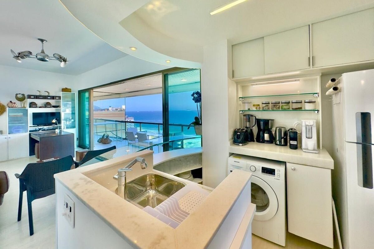 Stylish apt w/ Breathtaking View/Heart of Ipanema gallery image 5