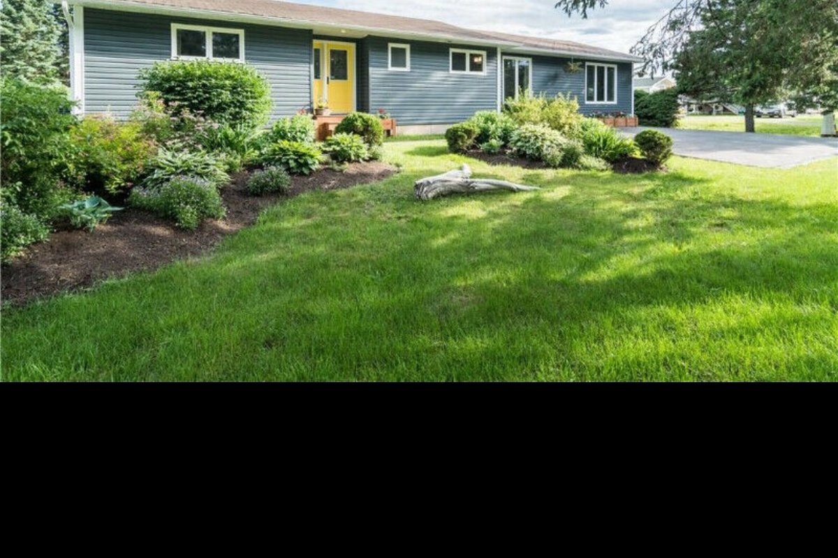 Huge Cottage Home Just Minutes from the Beach