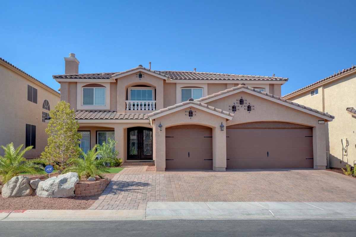 Las Vegas home nearby airport, shopping and strip!