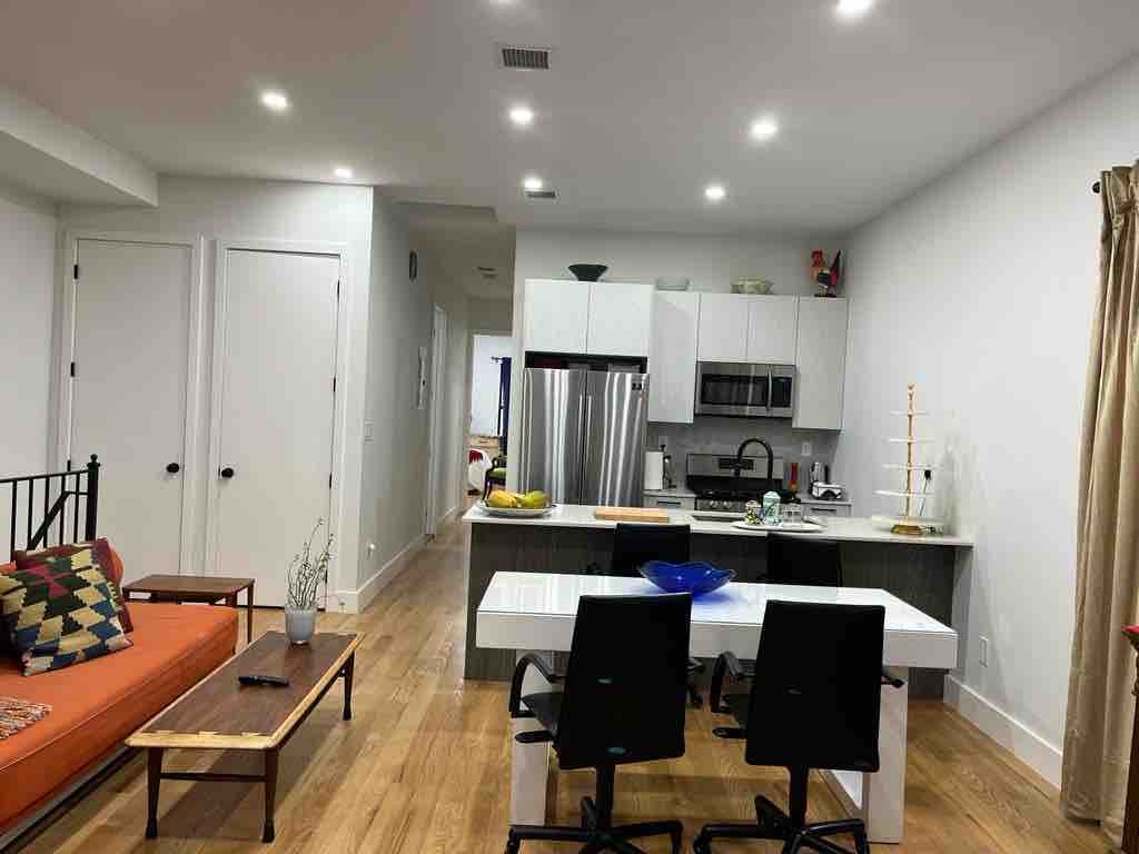 Modern 4BR 2Bath Apt gallery image 5