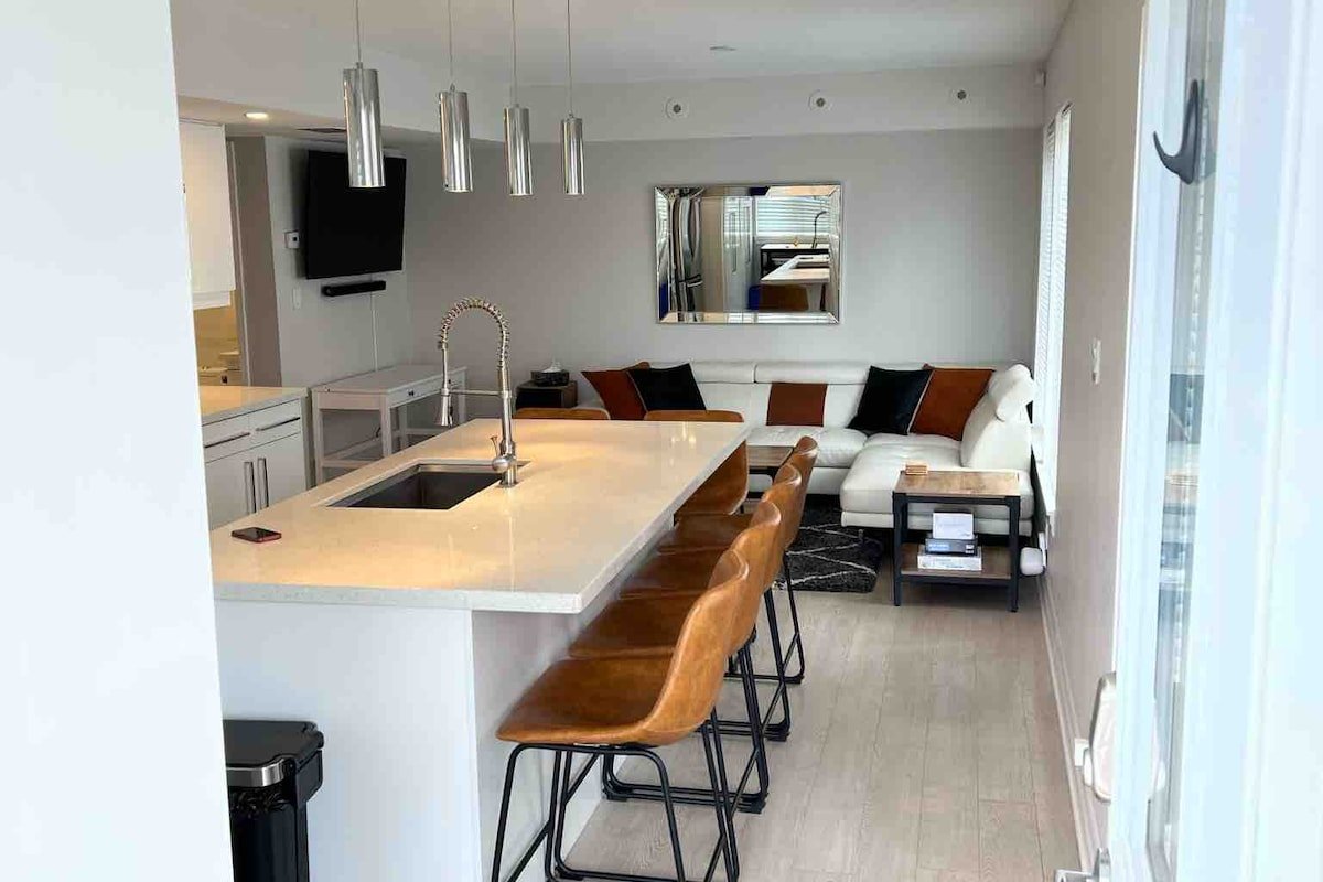 3Bed 2Bath Downtown Toronto Condo w/Parking gallery image 4