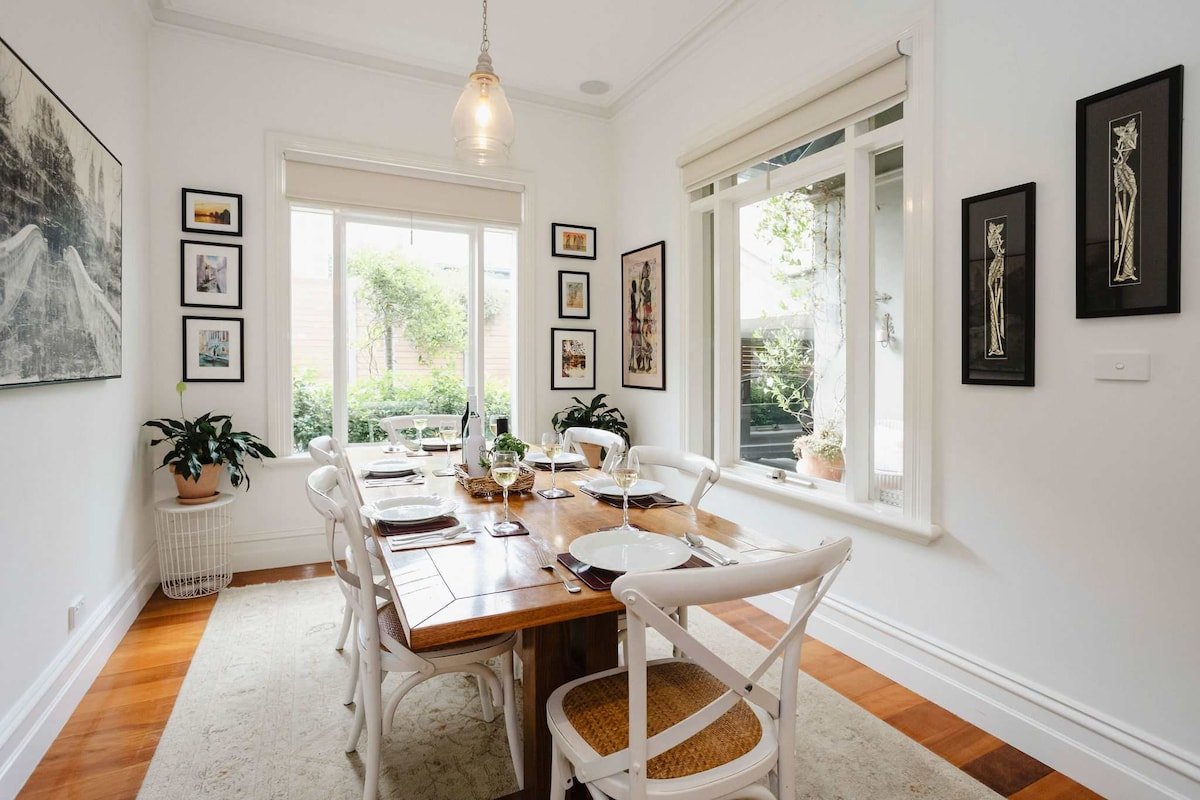 Luxury Retreat: Pool, Fireplace & Parking gallery image 4