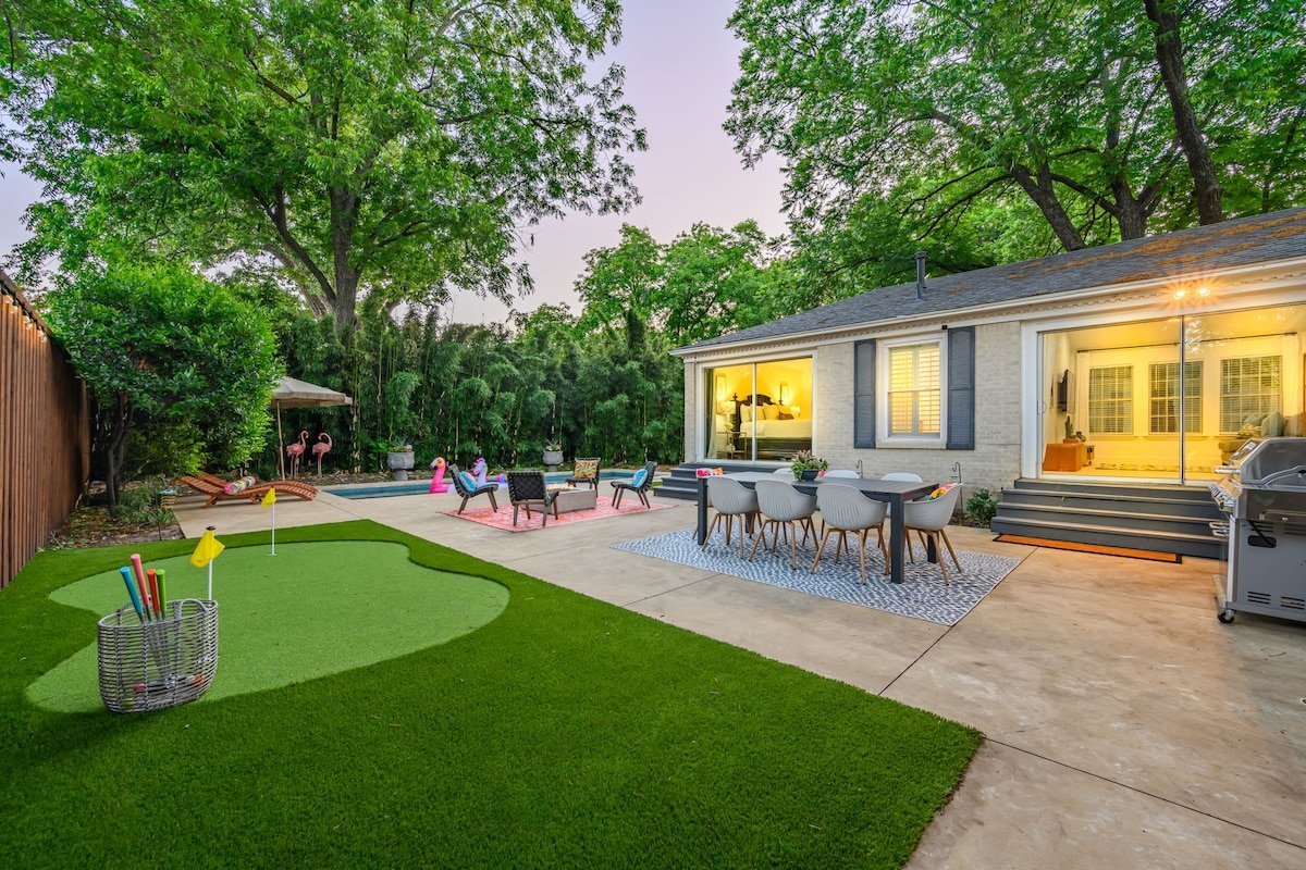 The Lyndzee-NEW Amazing 4 Bed Downtown Haven, Pool gallery image 2