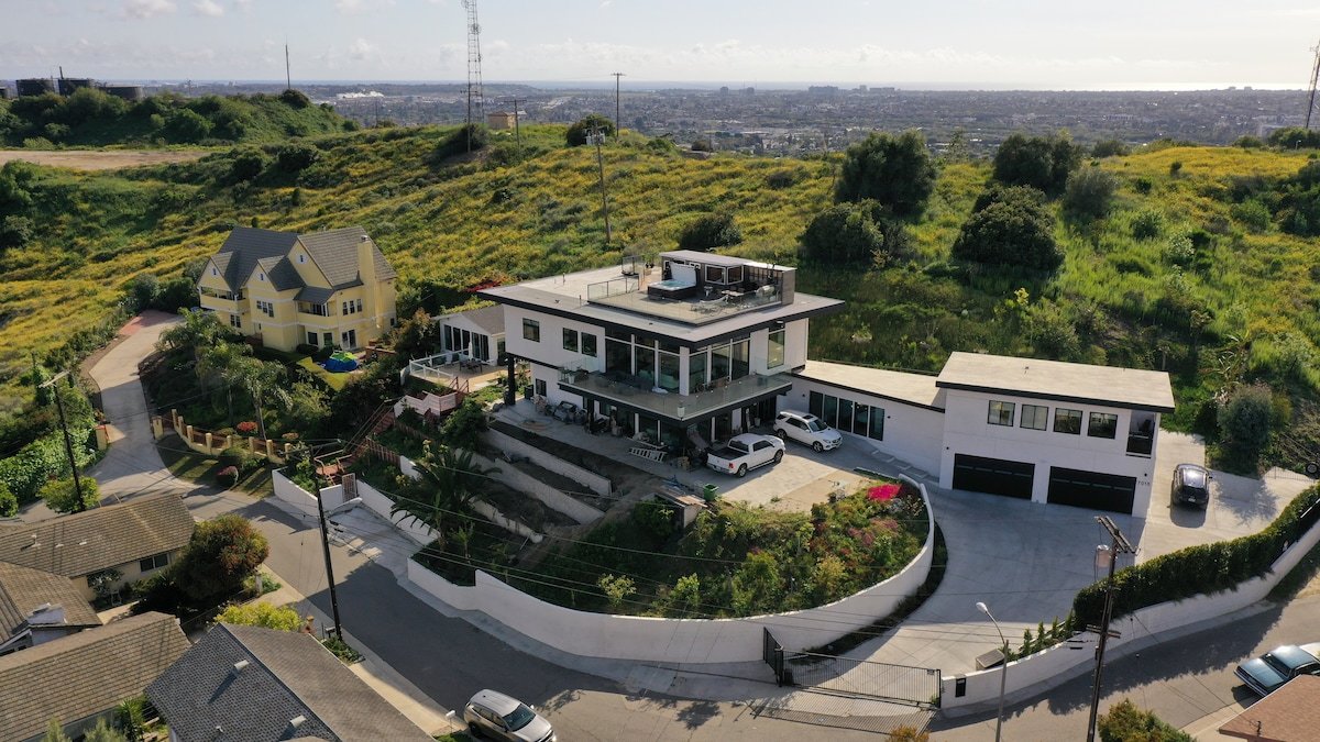 HillTop View,Roof Deck Jacuzzi 5 BdRm 5 bath gallery image 2