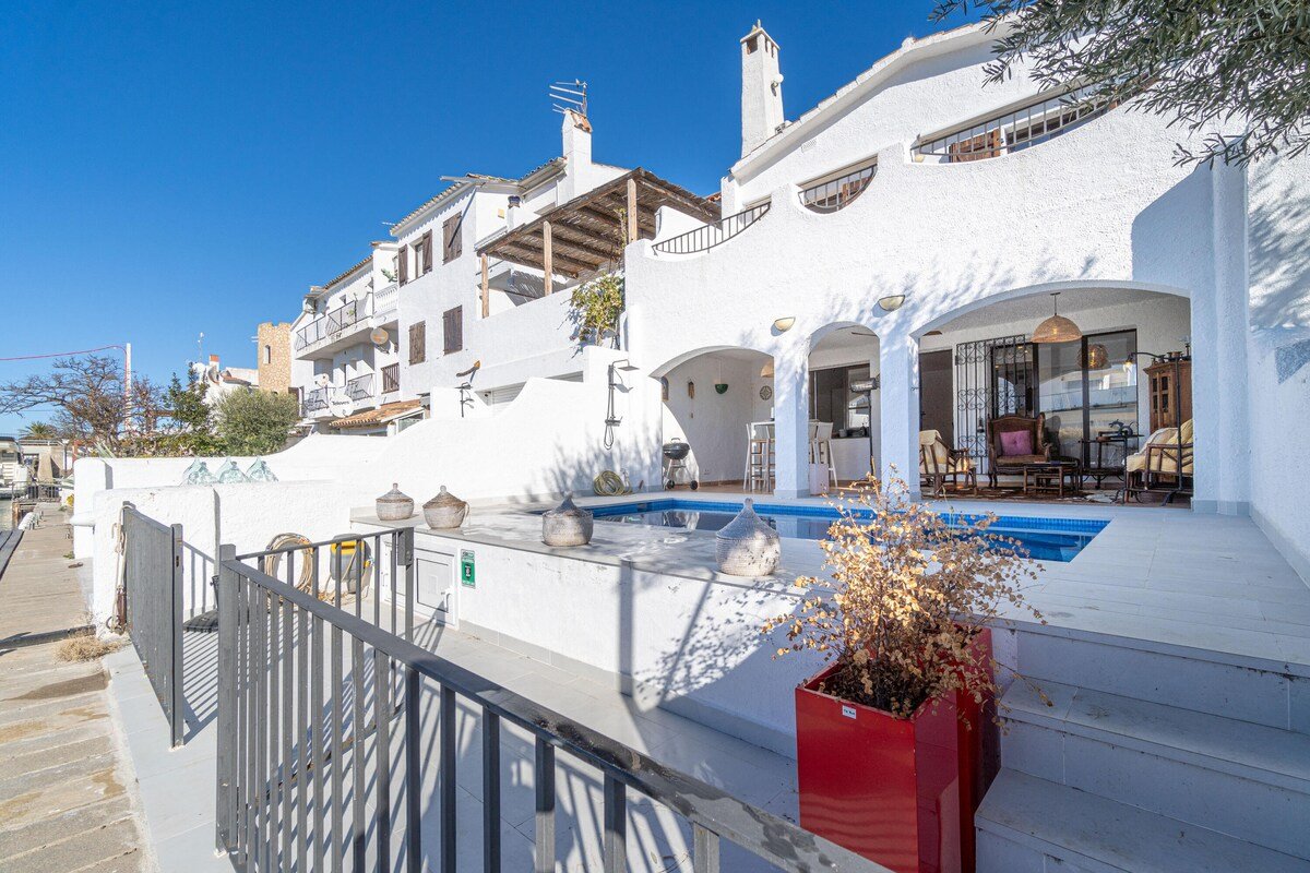 Fisherman’s house with 3 bedrooms, pool and moorin gallery image 2