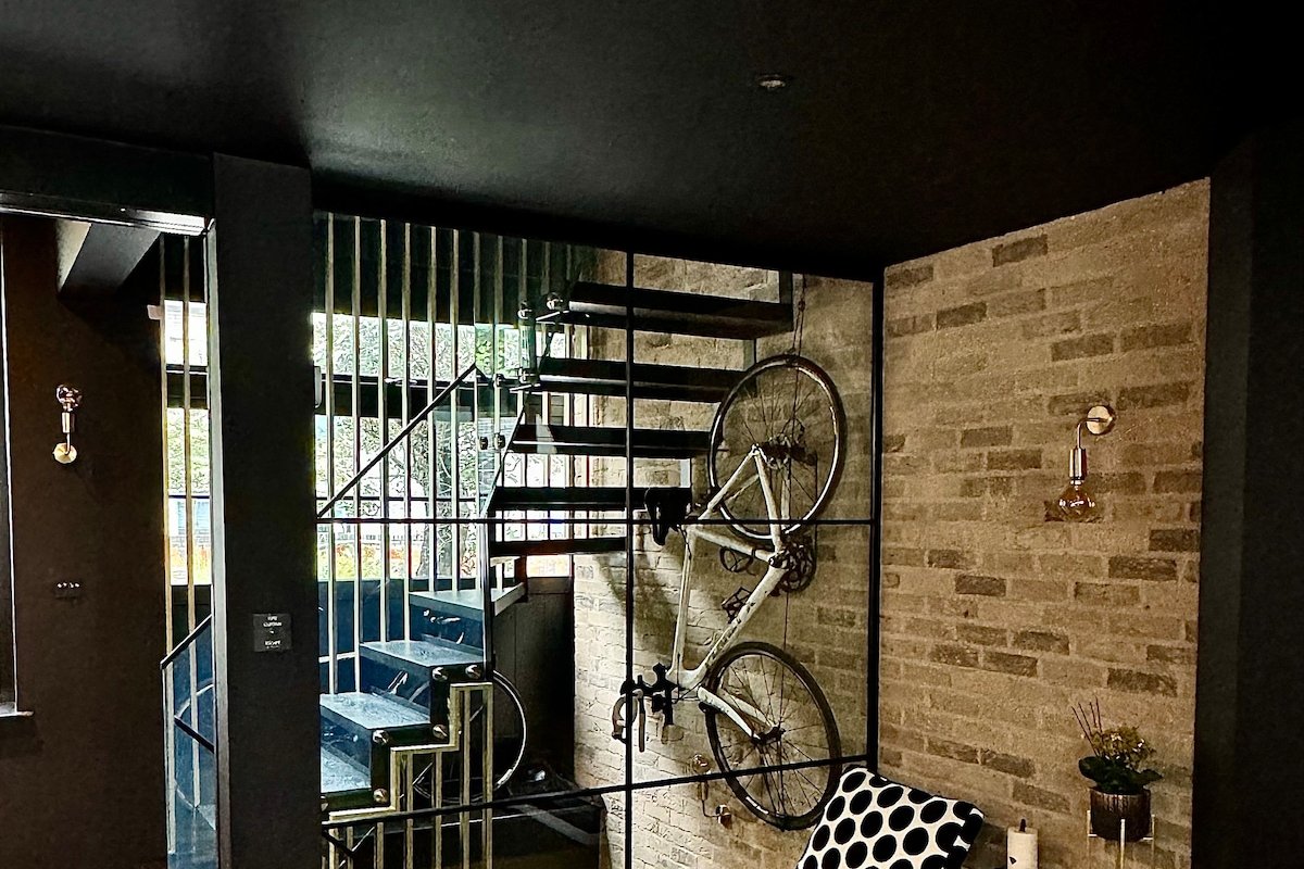 The Black Mews | Hyde Park | Luxurious | Peaceful gallery image 2