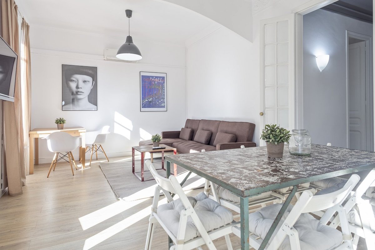 Impressive Modernist Apt. 6 pax in Eixample gallery image 3