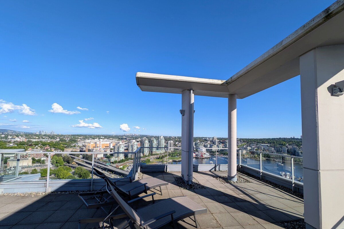 Penthouse View! Central Location! gallery image 4