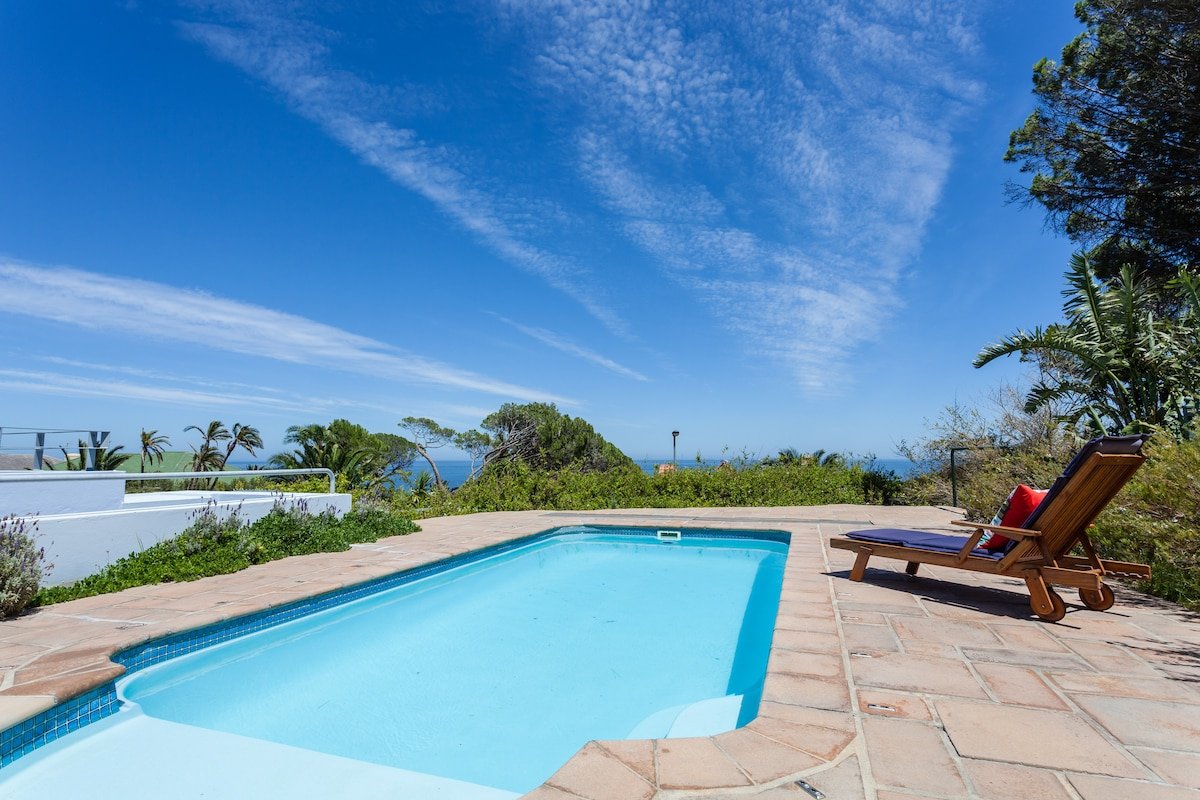 Camps Bay home sleeps 10. 5 min walk to beach. gallery image 4