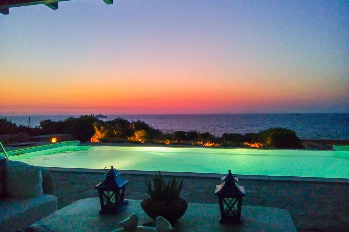 Spectacular villa & infinity pool! Stunning views gallery image 5