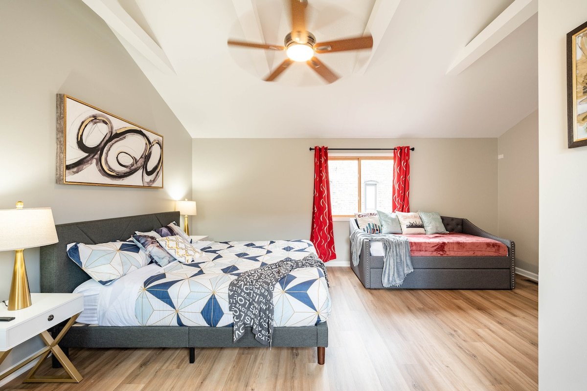 Old Town/Lincoln Park Luxury Home Garage & Rooftop gallery image 5