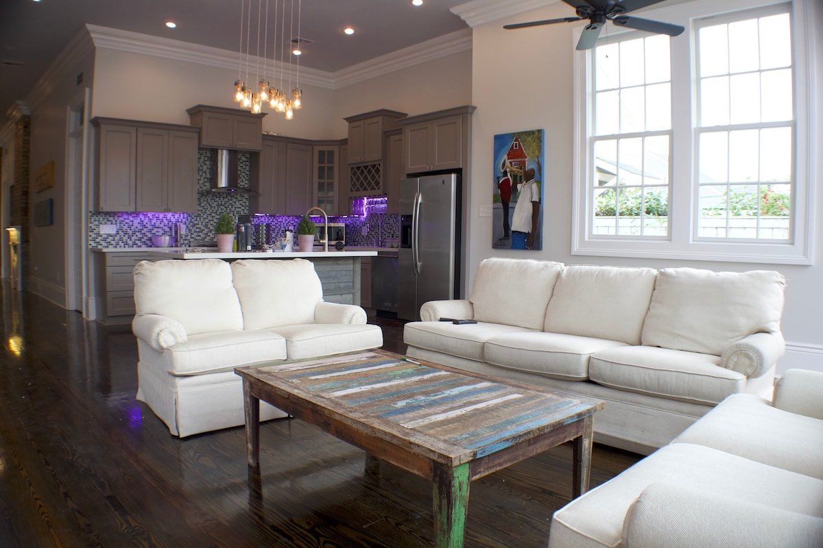 Walk to Bourbon/French Quarter 6 beds gallery image 2