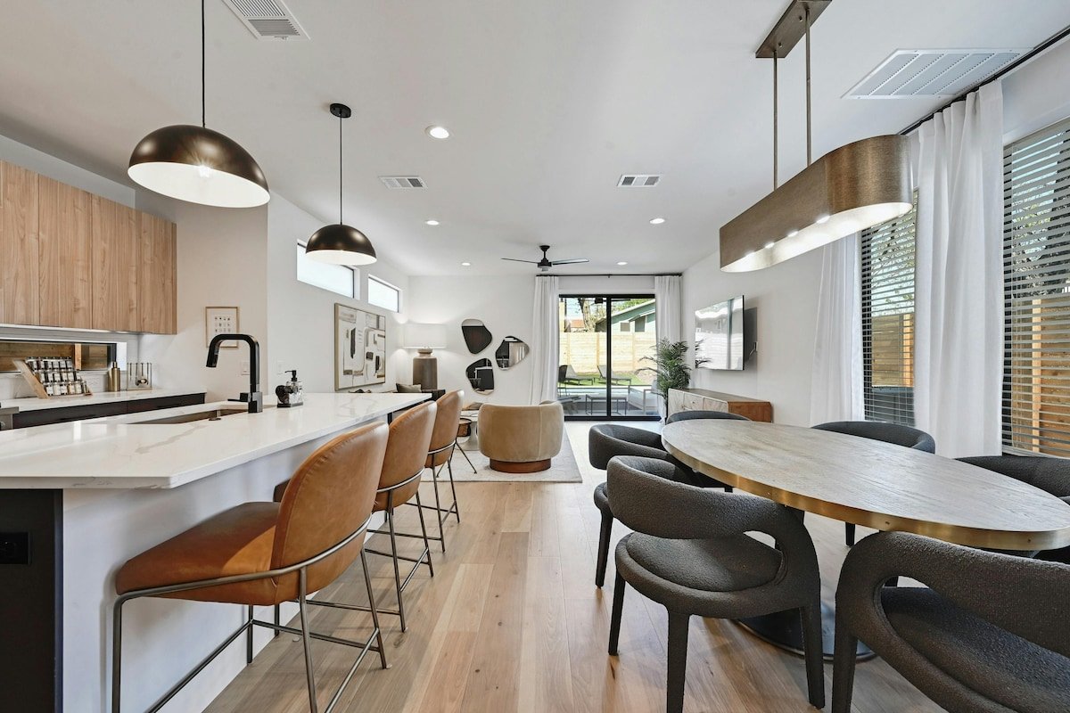 Stunning New Modern Perfection With Pool Oasis! gallery image 4