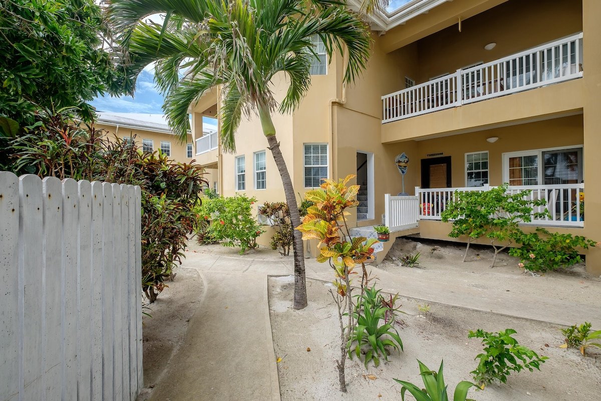 Spacious Condo Near Town with Pool & Oceanviews gallery image 5