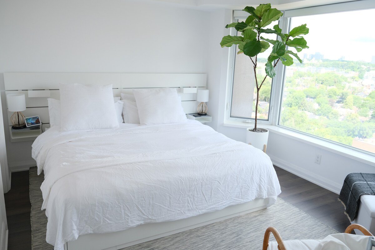 Luxurious Yorkville Hotel-Style 2BR Suite w View gallery image 3