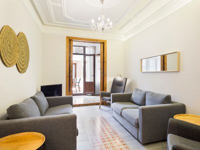 Apt. w/ PATIO, 4 Bedrs, 2 Bathrs & AC (8 adults)