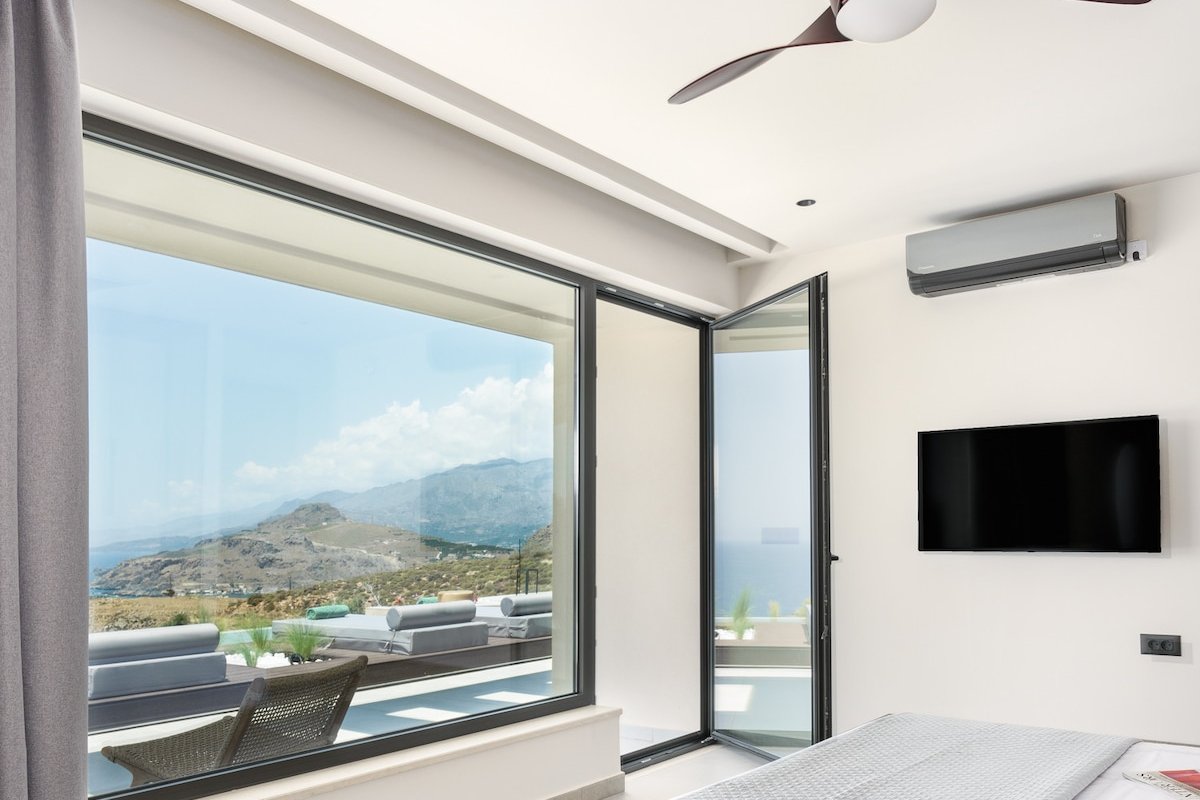 Villa 7 Seas – With Amazing View – Heated Pool gallery image 2