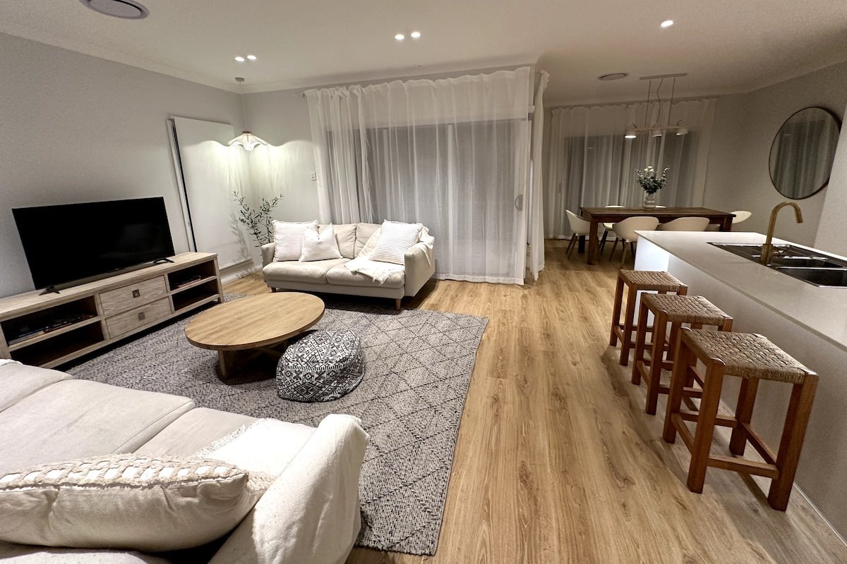 Saltwater House – Opposite the Beach! gallery image 4