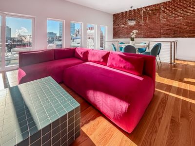 Stunning Penthouse, Private Deck & River Views