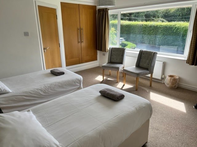 Large 5-bedroom home set in stunning grounds. gallery image 3