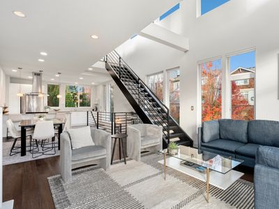Lux Townhome: Space Needle Views with Parking