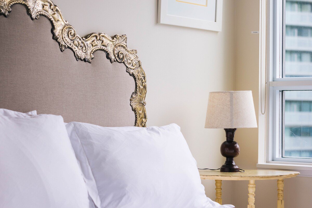 Luxury DT Condo, CN Tower views, 1 park, SuperHost gallery image 5