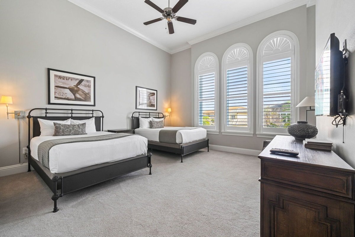 Legends Palace: Private Bowling, Theater, Arcade gallery image 5