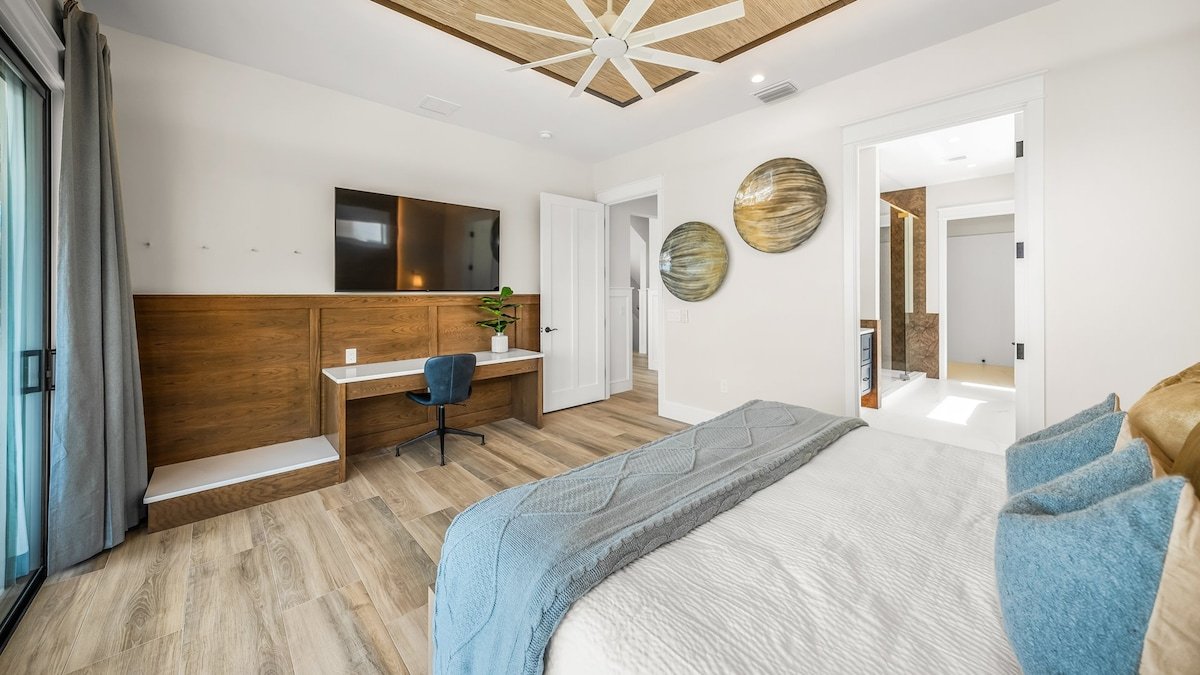 Steps to Beach – St. Armands – Resort Pool & Slide gallery image 5