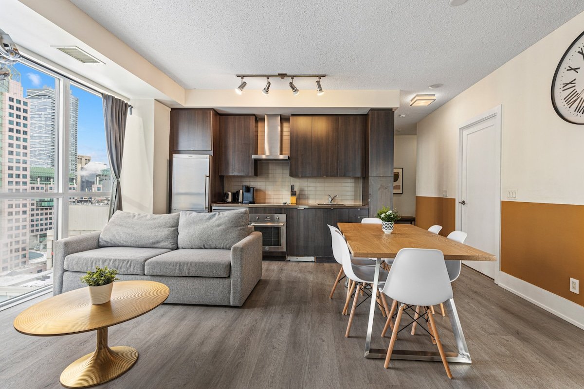 3 BR w/ parking Downtown Toronto gallery image 5