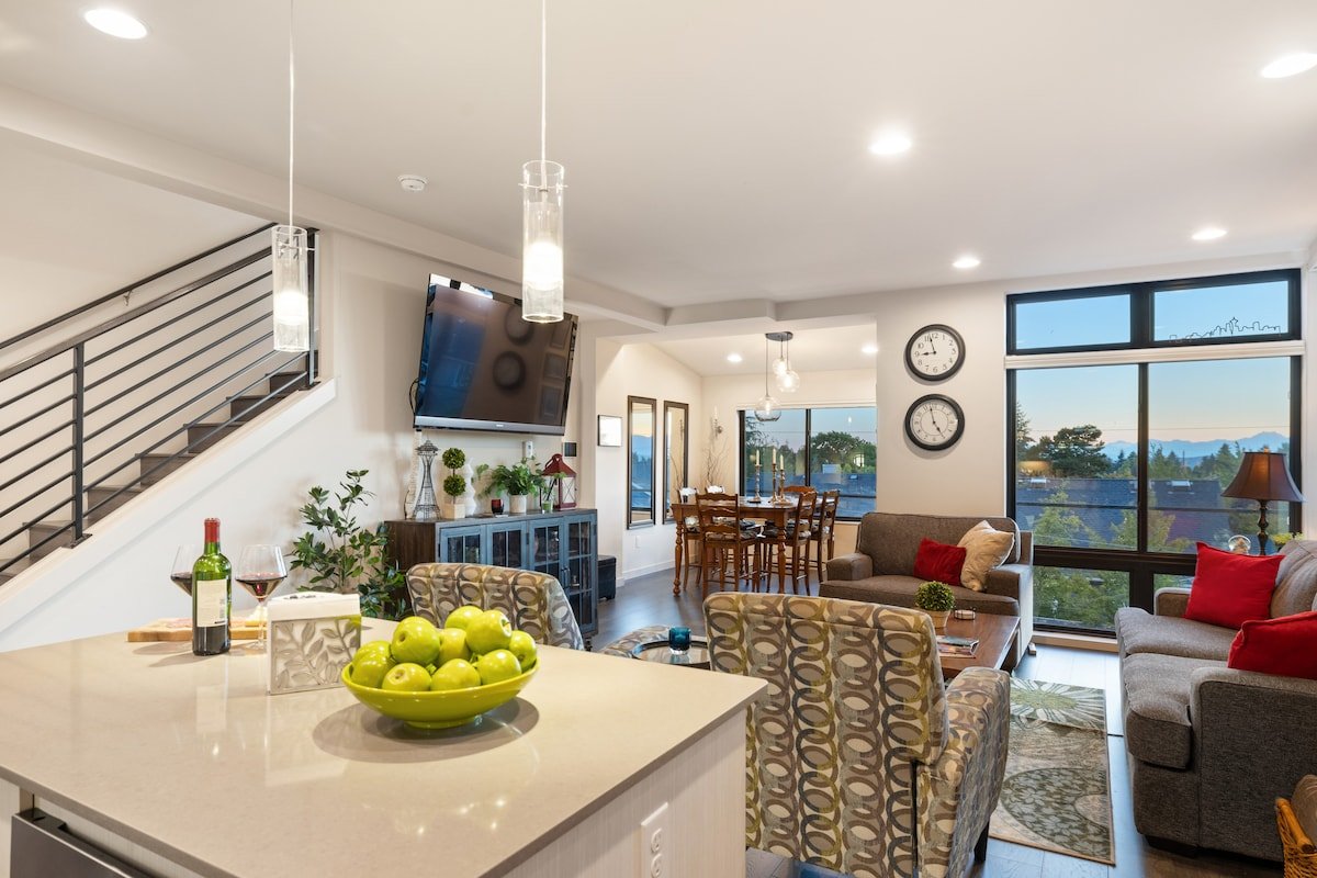 12 Min to Stadiums, 5 Min to Alki, 90 Walk Score gallery image 4