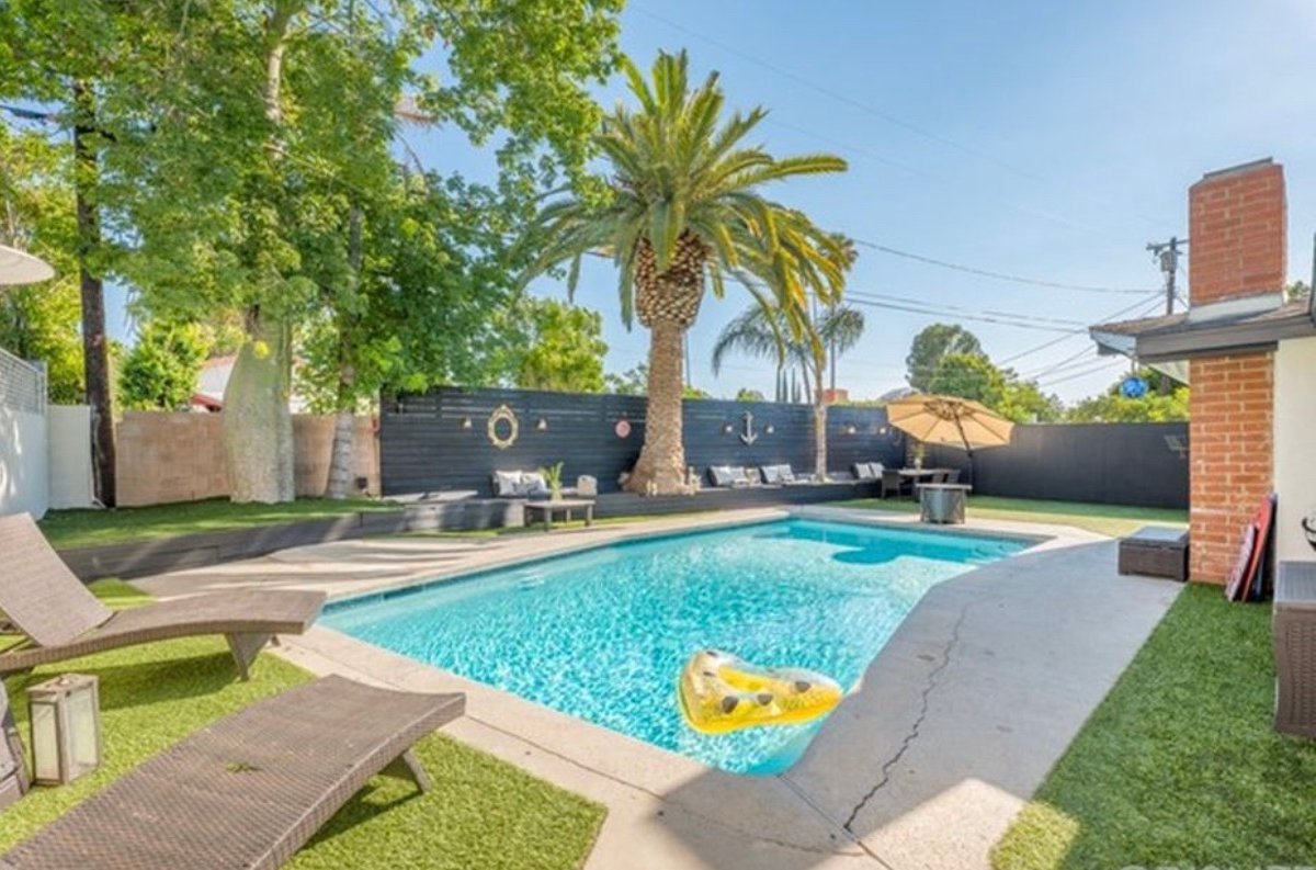 5 Bedroom retreat with large pool and yard