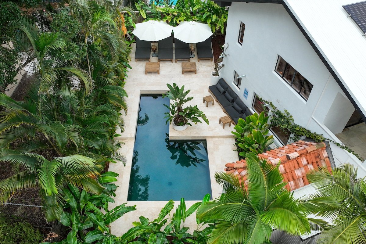 Spacious and stylish family oasis on Noosa Hill gallery image 2