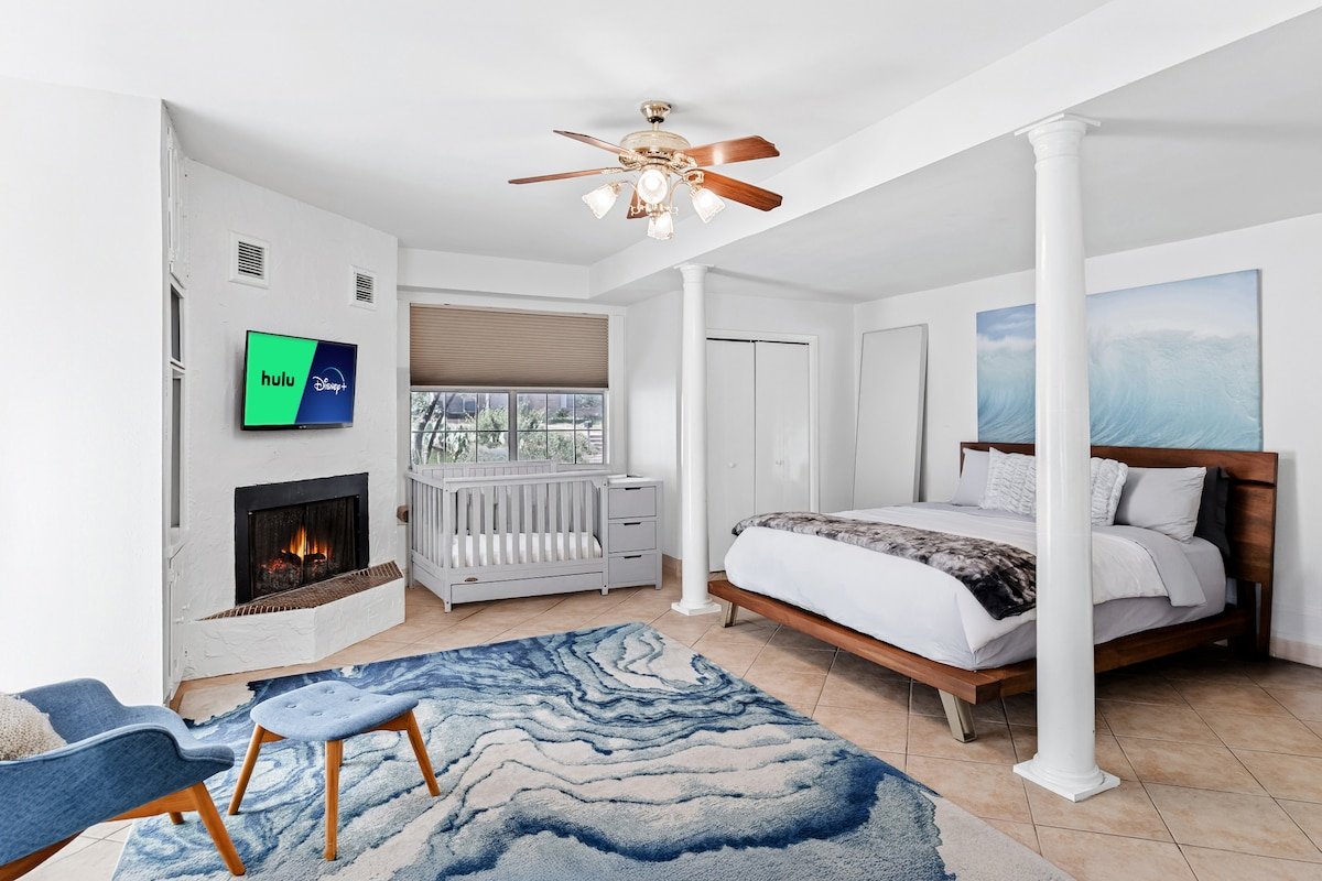 Sleeps 20+ Hot Tub-King Beds-Gym-BBQ-Fire Pit-TVs gallery image 5