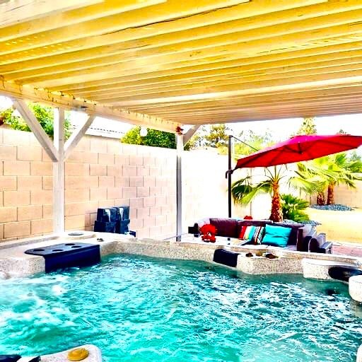 Strip view ,hot tub, BBQ , 8 minutes to strip gallery image 4