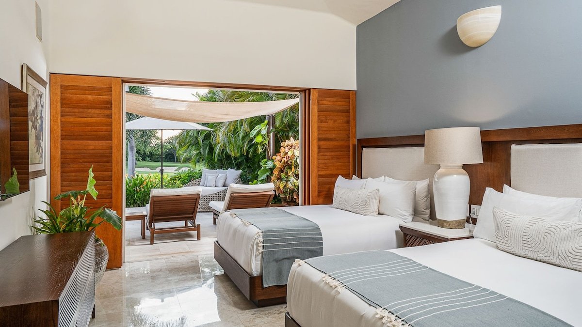 Las Palmas Family Villa With Pool by Golf Course gallery image 3