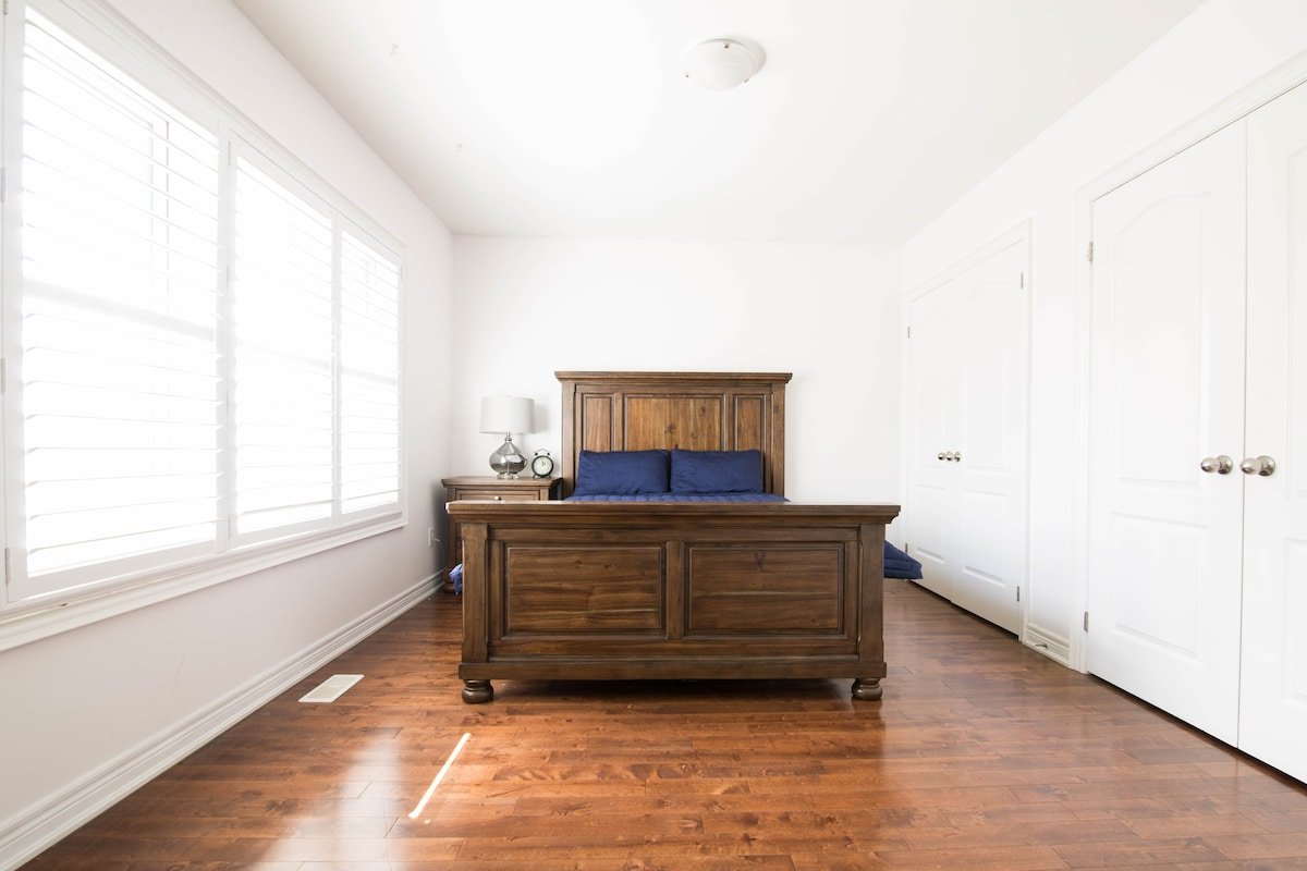 Spacious house, 10 minutes away from airport gallery image 3