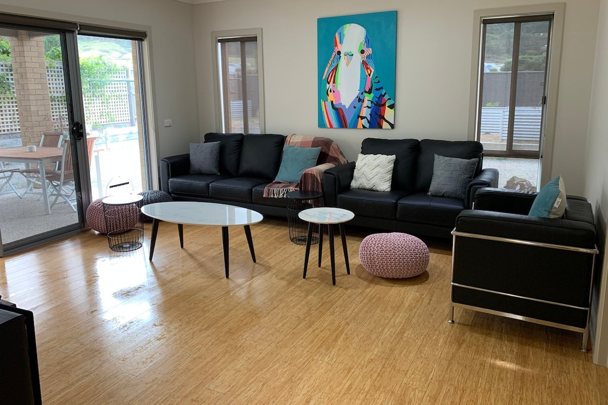 Large Spacious Home. 5 Bdrm Home Near Beach gallery image 5