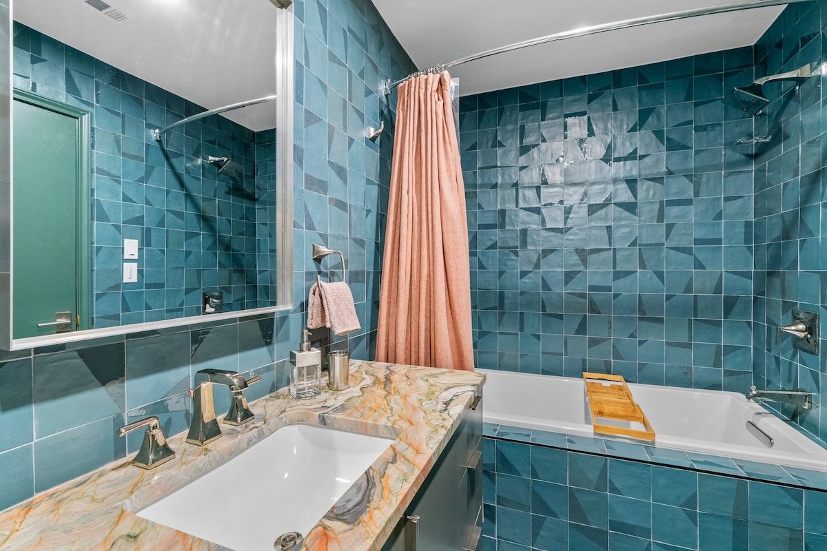 Stylish Hidden Oasis 5 min. from Downtown gallery image 5