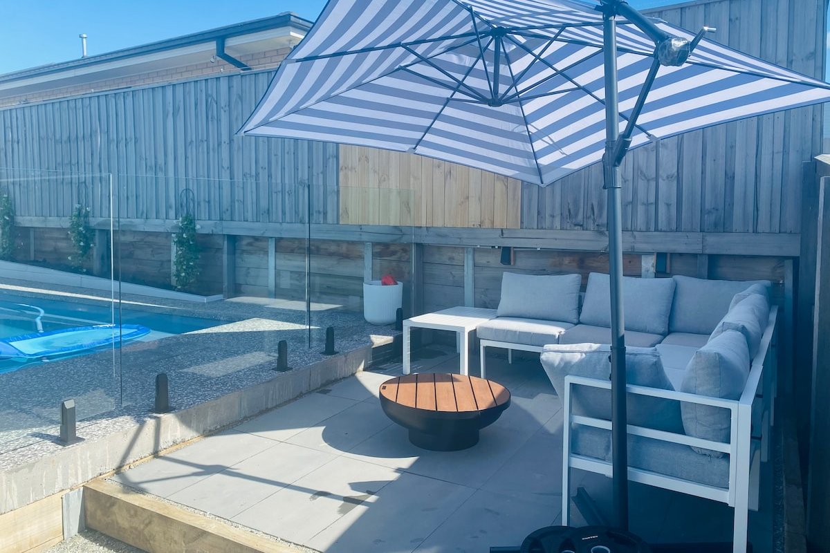 Sun-drenched brand new family home with pool gallery image 5