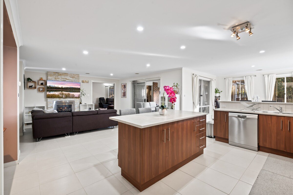 Spacious 4BR House with Cinema, Spa & fireplaces gallery image 3