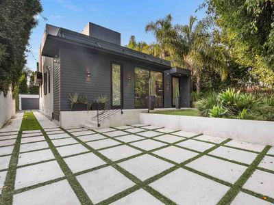 Modern Oasis. Top 5%. Walk to Dine/Shop. Gated.